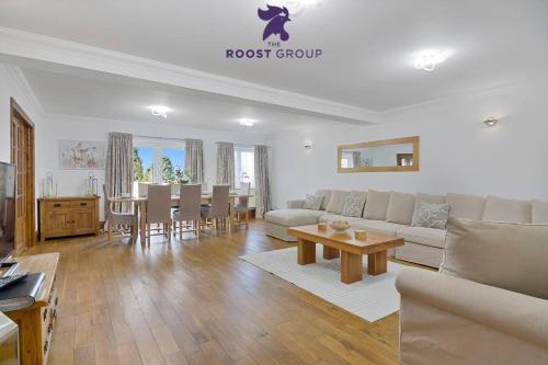 The Roost Group 8 Bed Home Hot Tub WiFi Parking — 4-Star Luxury Hotel in Gravesend, United Kingdom