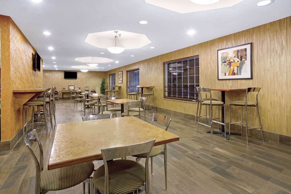 La Quinta Inn & Suites by Wyndham Dickinson - photo 35
