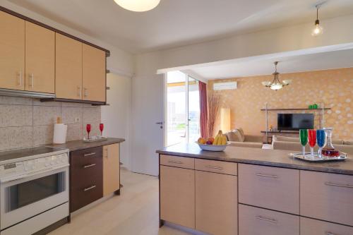 Chalandri Family Penthouse 1' From Metro Station — 4-Star Luxury Hotel in Khalandrion, Greece