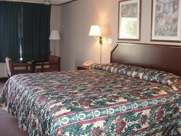 Red Carpet Inn - photo 7
