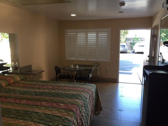 Foxy's Motor Inn on Florence & Hoover St - photo 12