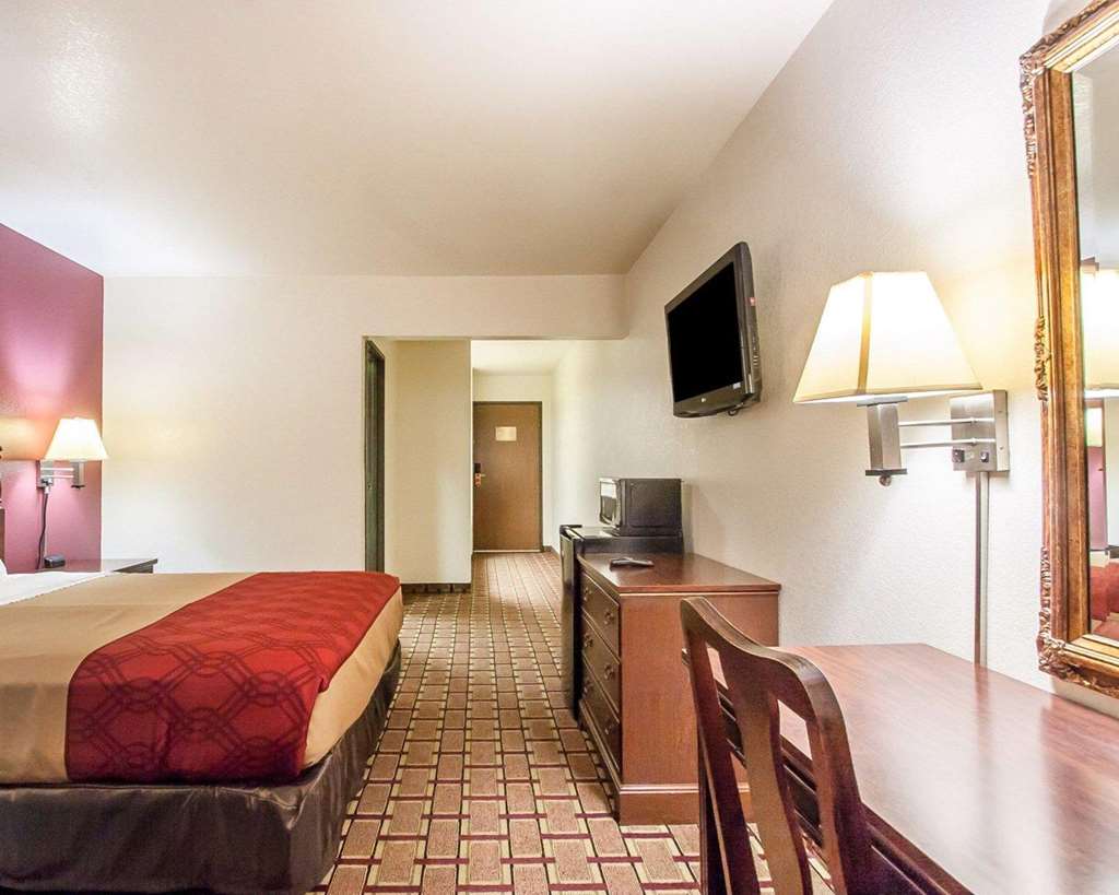 Econo Lodge Dexter - photo 10