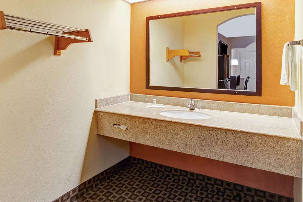 Super 8 by Wyndham Mont Belvieu Baytown East - photo 6