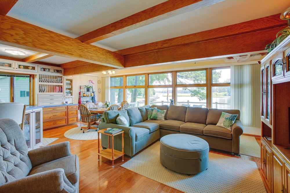 Sauna Fireplaces Lakefront Cadillac Retreat — Cadillac — photo 5
