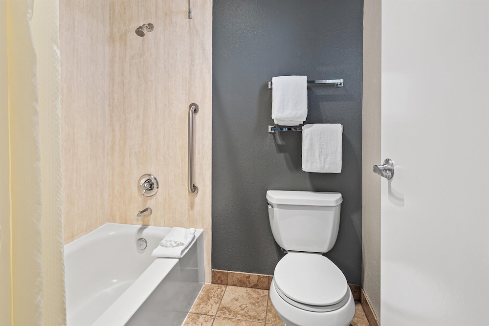 Bend Inn & Suites - photo 16