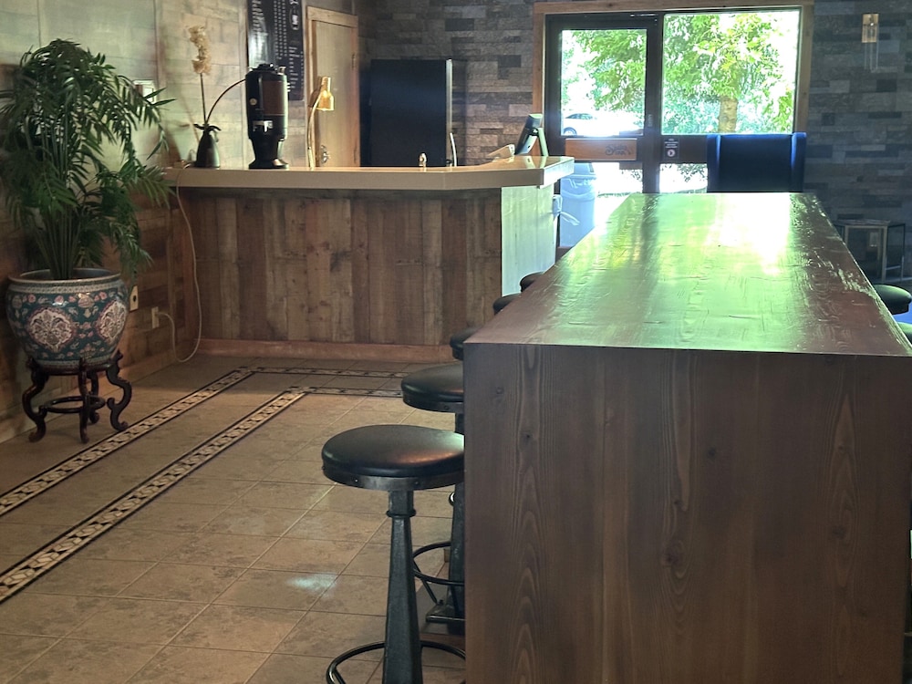 Sojourn Suites Portland Airport - photo 3