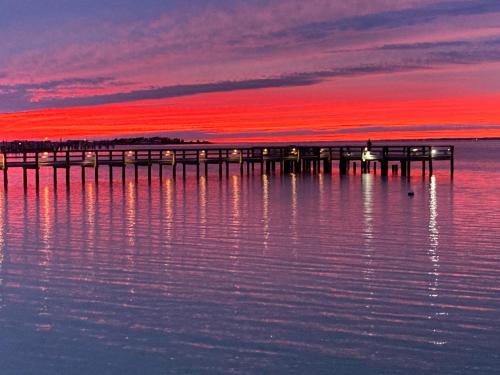 Sunset Harbor Palms 1 205 pool fishing pier 2 guests — 4-Star Luxury Hotel in Navarre, United States