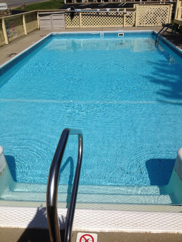 Travelowe's Motel - photo 30