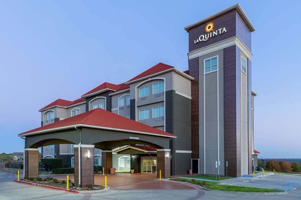 La Quinta Inn & Suites by Wyndham Fort Worth Lake Worth - featured photo