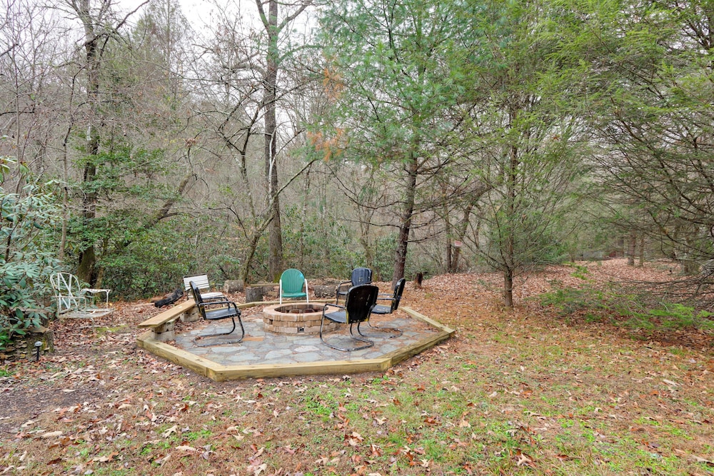 Creek Bend Escape with Hot Tub and River Views — hotel in Mccaysville