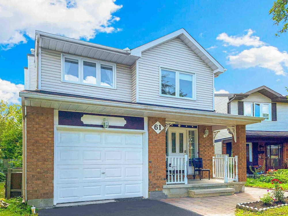 Single family home — 4-Star Luxury Hotel in Ottawa, Canada