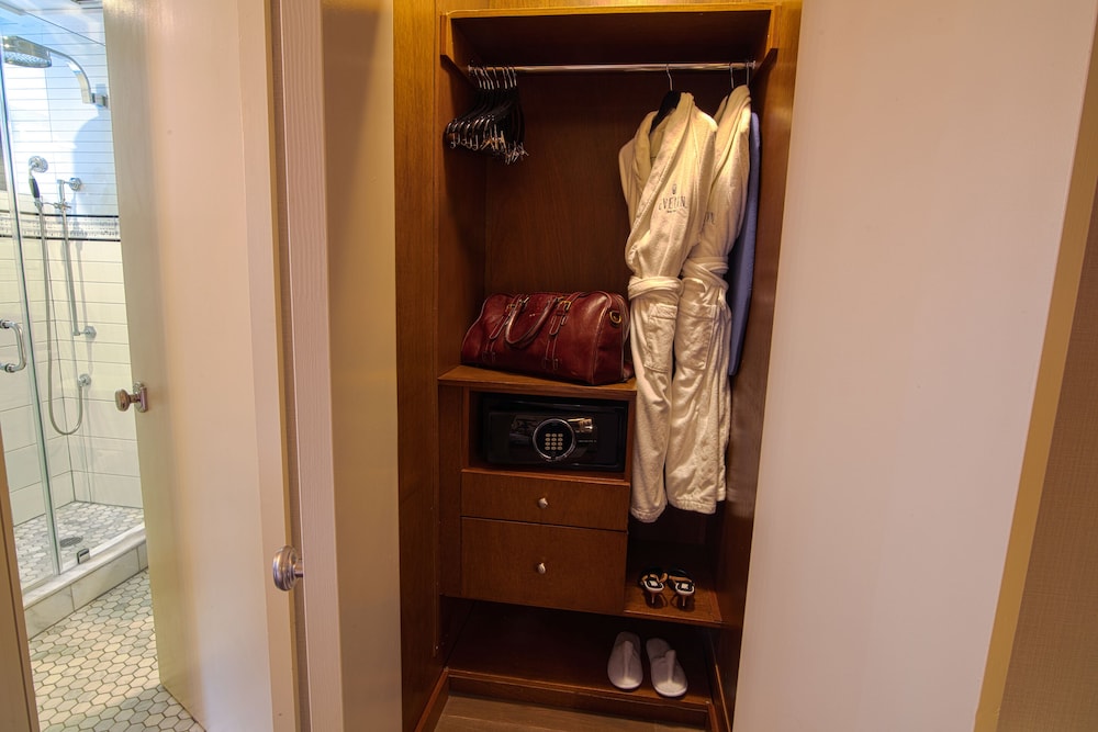The Evelyn Hotel - photo 9