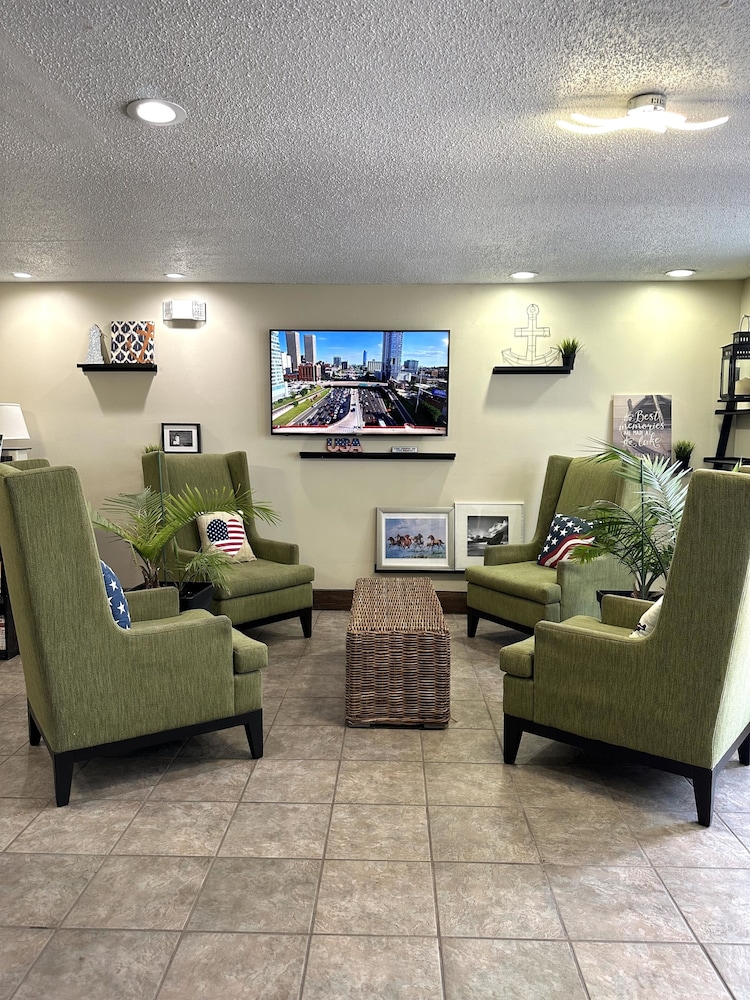 Days Inn by Wyndham Great Lakes Naval Base - photo 4
