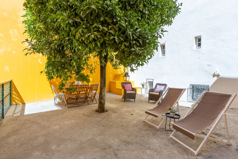 Bright & Spacious W Orange Tree Patio Apartment by TimeCooler