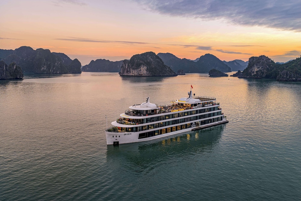 L'amour Cruise — 5-Star Luxury Hotel in Ha Long, Vietnam