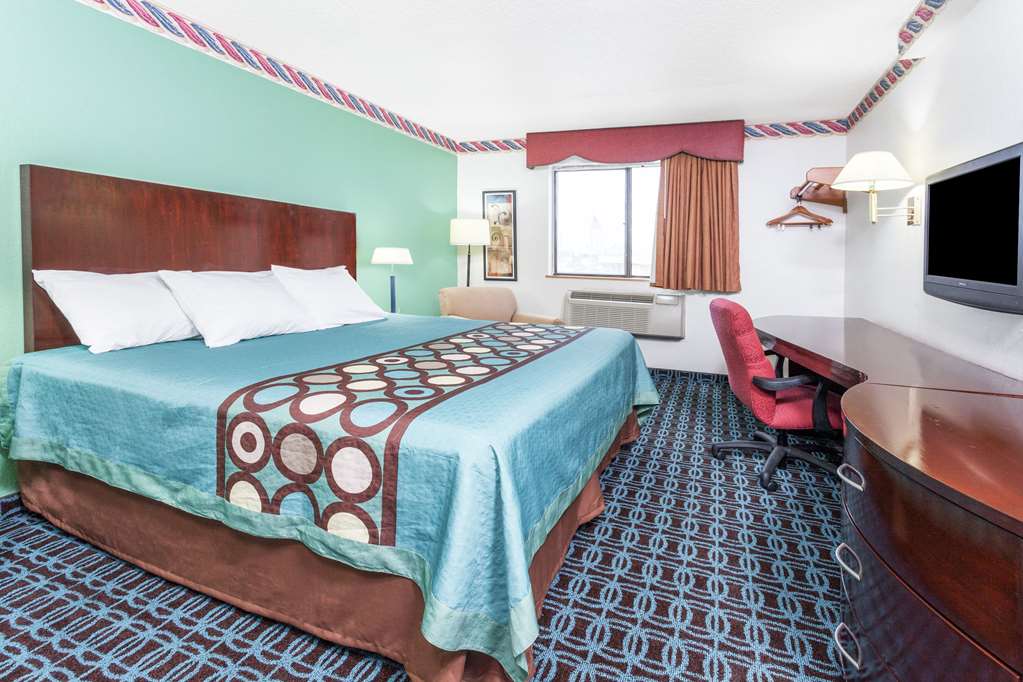 Super 8 by Wyndham Sterling Heights Detroit Area - photo 4