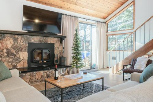 Snowflower 12 in Mammoth Lakes, United States