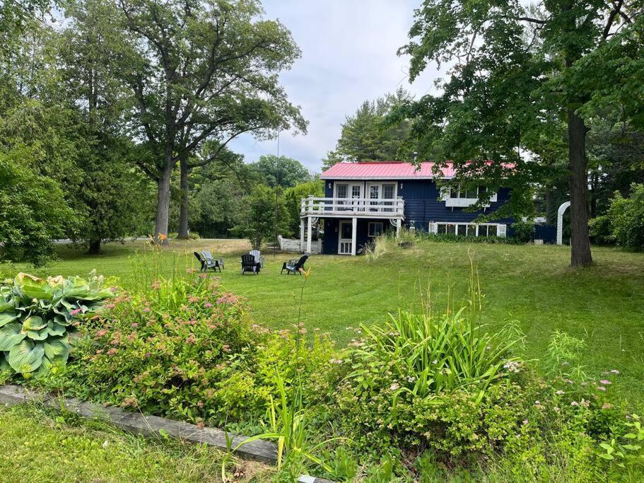 Blue Cottage in Port Franks — 4-Star Luxury Hotel in Lambton Shores, Canada