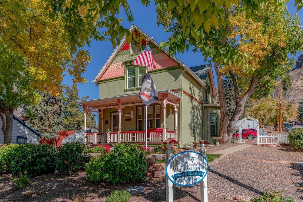 The Silk Pincushion Easy access to downhill skiing in Golden, United States