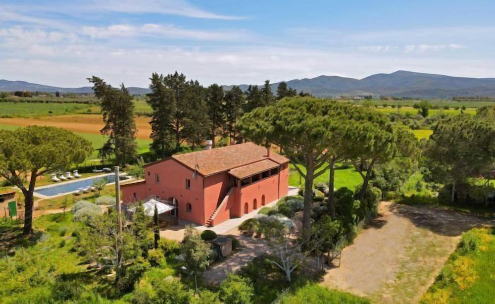 Villa Casale Enrica Con Piscina Bio Lago — 4-Star Luxury Hotel in Roccastrada, Italy