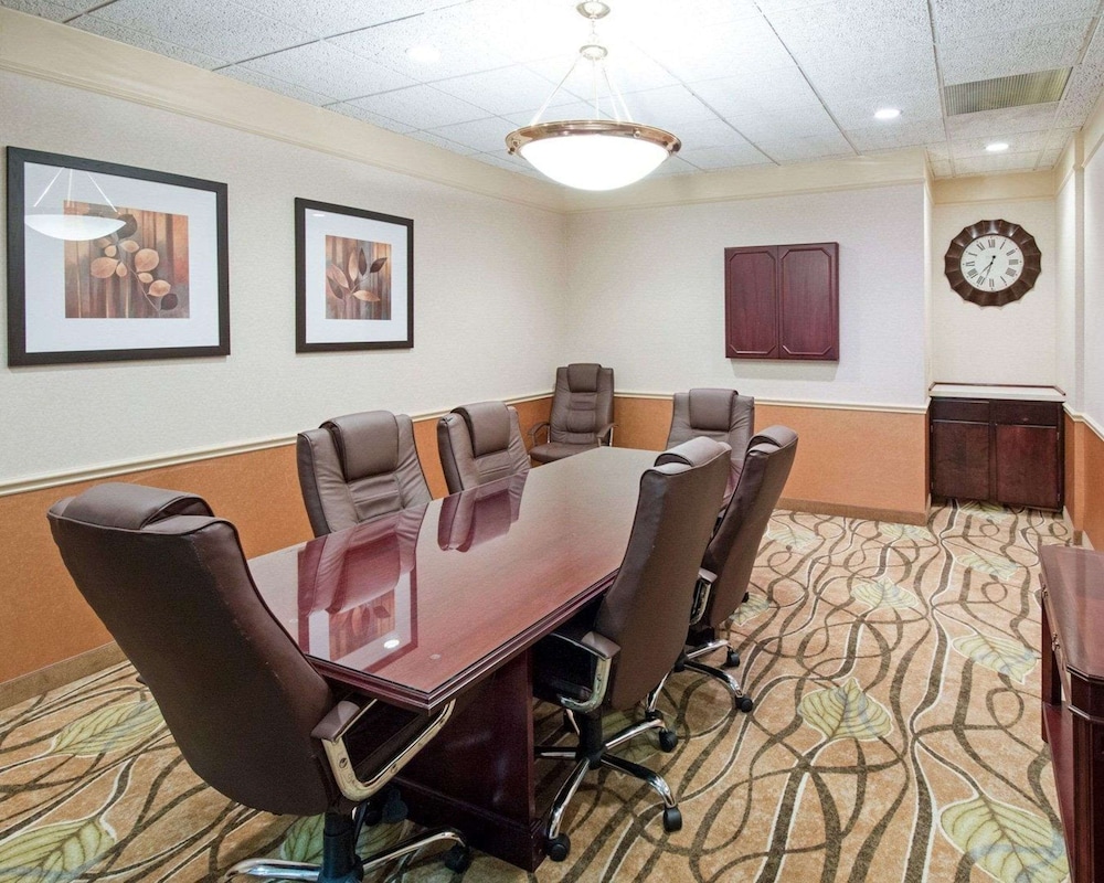 Comfort Suites Parkersburg South - photo 51