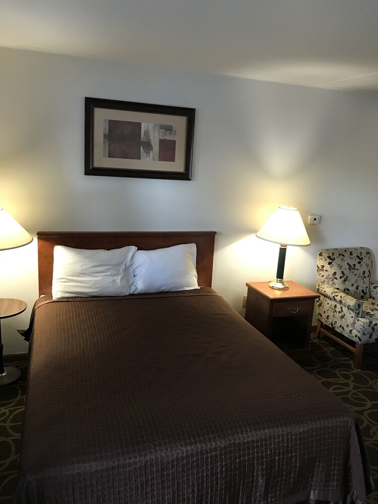 Colonial Inn Dyersville - photo 5