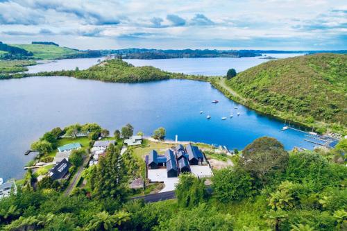 Lakefront Living Lake Rotoiti Holiday Home — 4-Star Luxury Hotel in Rotorua, New Zealand