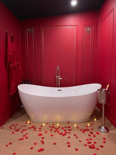 Le boudoir rouge Loveroom luxueuse pour couples — hotel in La Ferte-Gaucher
