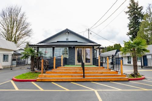 Courtesy Inn Motel - photo 8