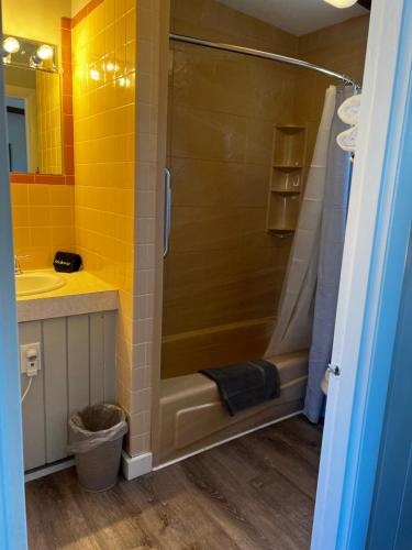 Claddagh Motel & Suites - photo 27