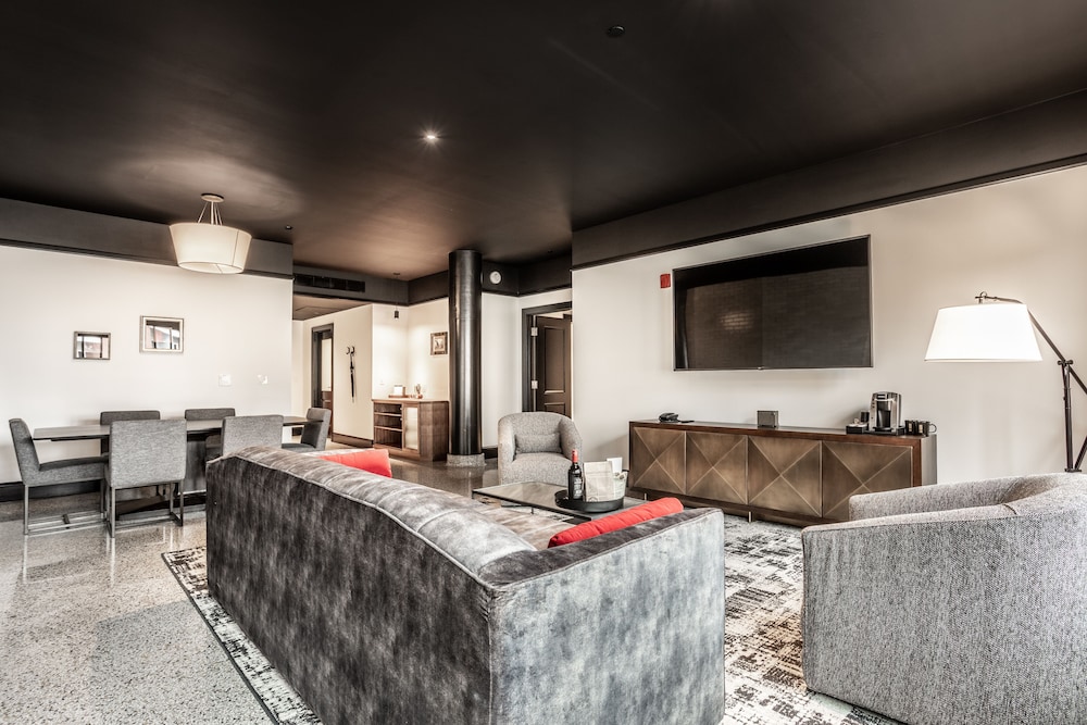 Bottleworks Hotel - photo 34