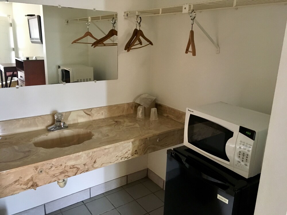 East Lake Inn - photo 12
