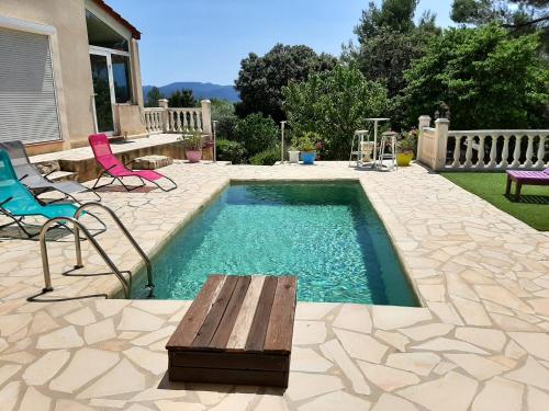 Villa charmante à Mérindol avec piscine privée — 4-Star Luxury Hotel in Merindol, France