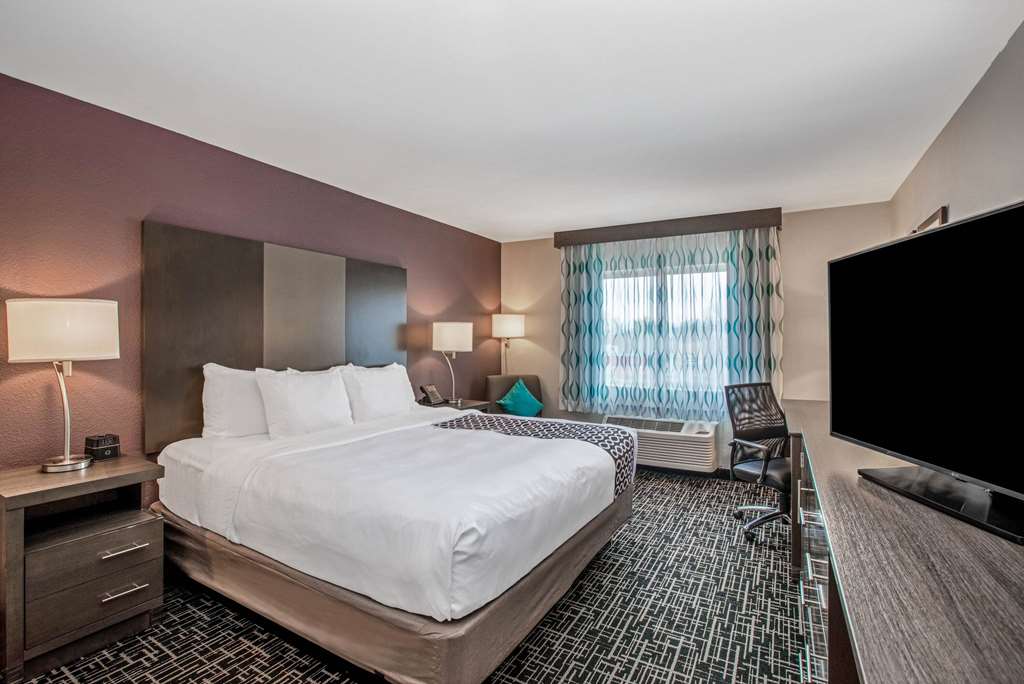 La Quinta Inn & Suites by Wyndham Fayetteville - photo 17