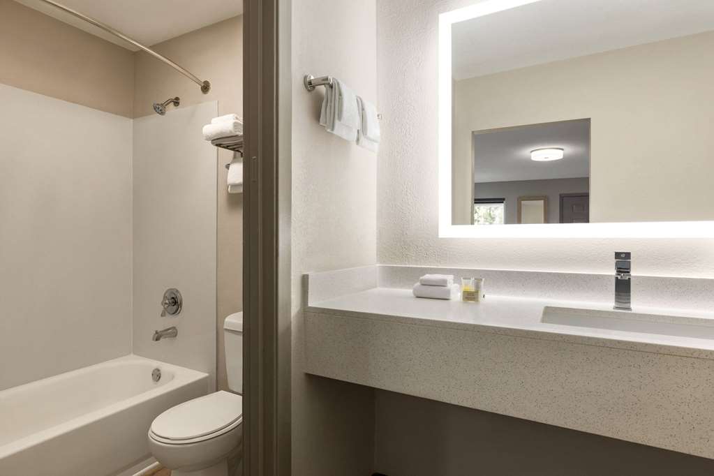 Days Inn by Wyndham Memphis at Graceland - photo 35
