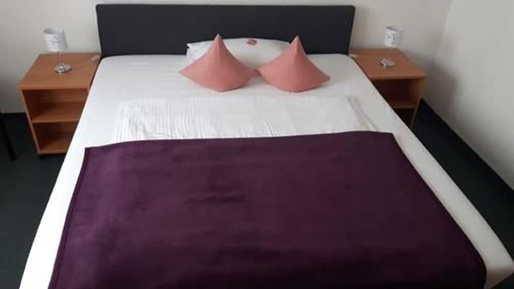 Hotel Cafe Galerie I Hannover Garbsen I Free Parking — Garbsen