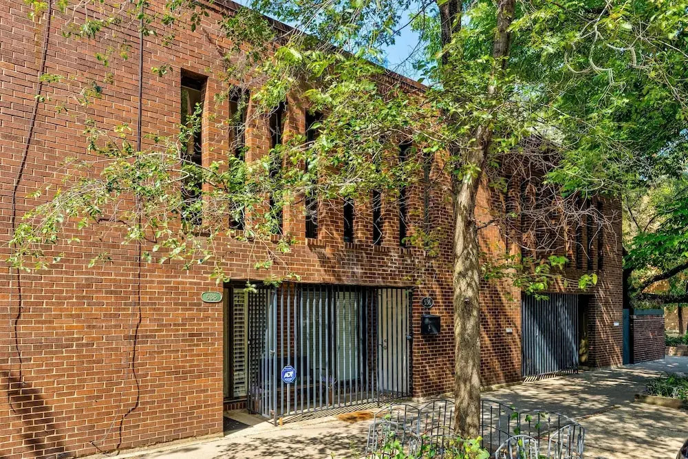 Charming & Bright Multilevel Townhome with Parking in Chicago, United States