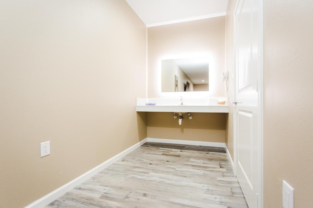 Budget Host Inn and Suites - photo 25