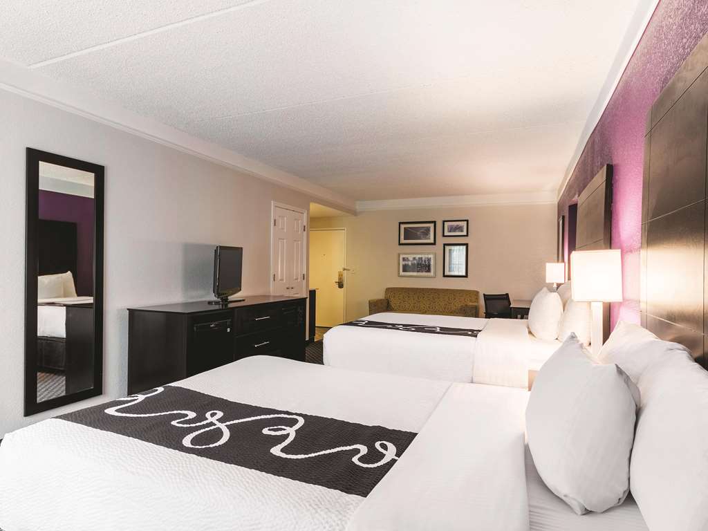 La Quinta Inn & Suites by Wyndham San Antonio Downtown - photo 14