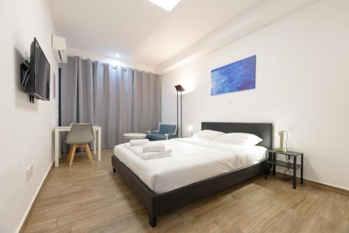Stylish elevated ground floor studio with yard — 4-Star Luxury Hotel in Athens, Greece