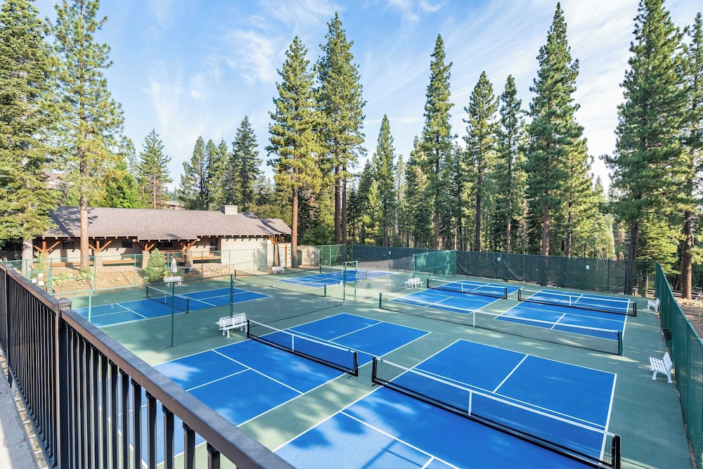 Sierra by Avantstay Ski In Ski Out Near Truckee w Access to Northstar Resort Community - photo 13