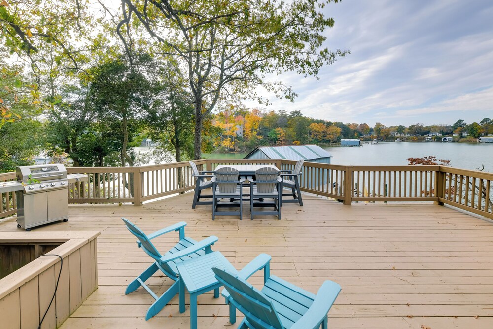 Waterfront Topping Vacation Home W Boat Dock 19616069 — Irvington