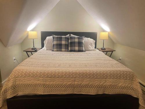 Sleeps 8 Cozy 2br Apartment in Triplex plus WIFI — 4-Star Luxury Hotel in New Castle, United States