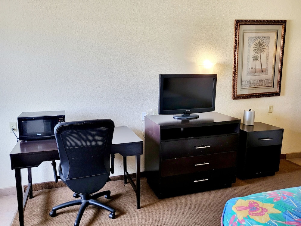 Metro Inn & Suites - photo 12