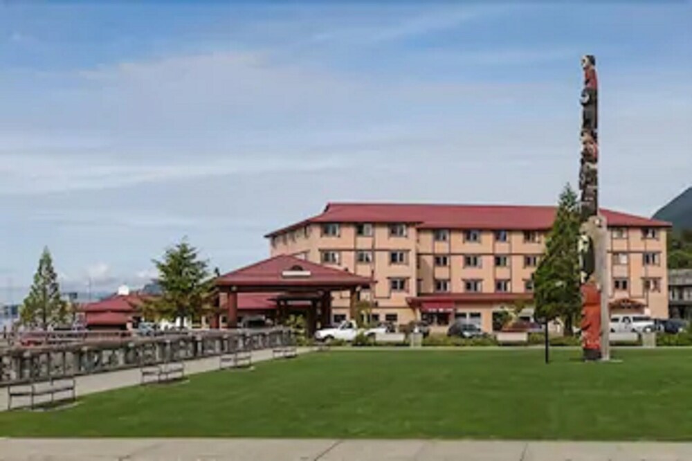 Totem Square Hotel & Marina - photo 5