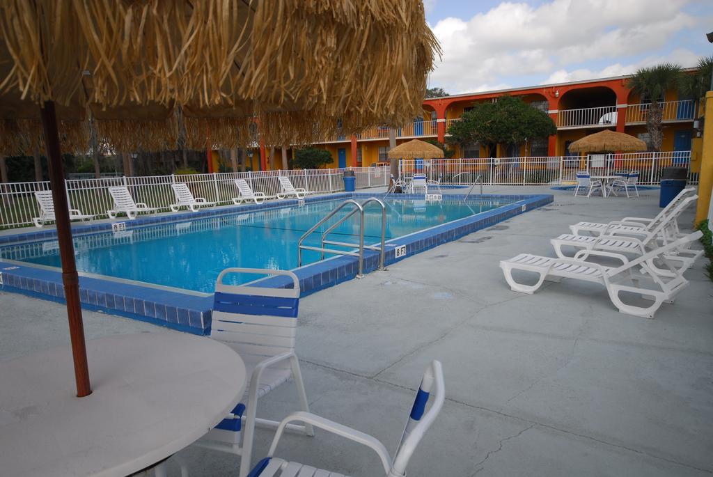 Howard Johnson by Wyndham Lake Front Park Kissimmee - photo 9