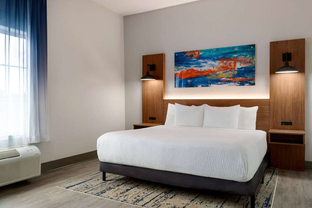 La Quinta Inn & Suites by Wyndham Stephenville - photo 41