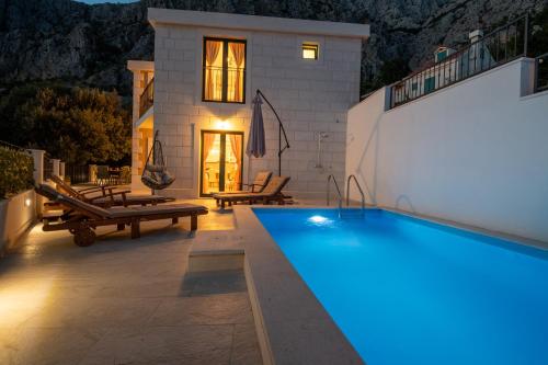 Villa Gabriel with pool sauna jacuzzi — 4-Star Luxury Hotel in Makarska, Croatia