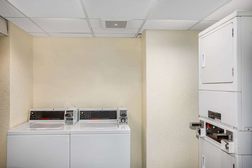 La Quinta Inn & Suites by Wyndham Austin Southwest - photo 40
