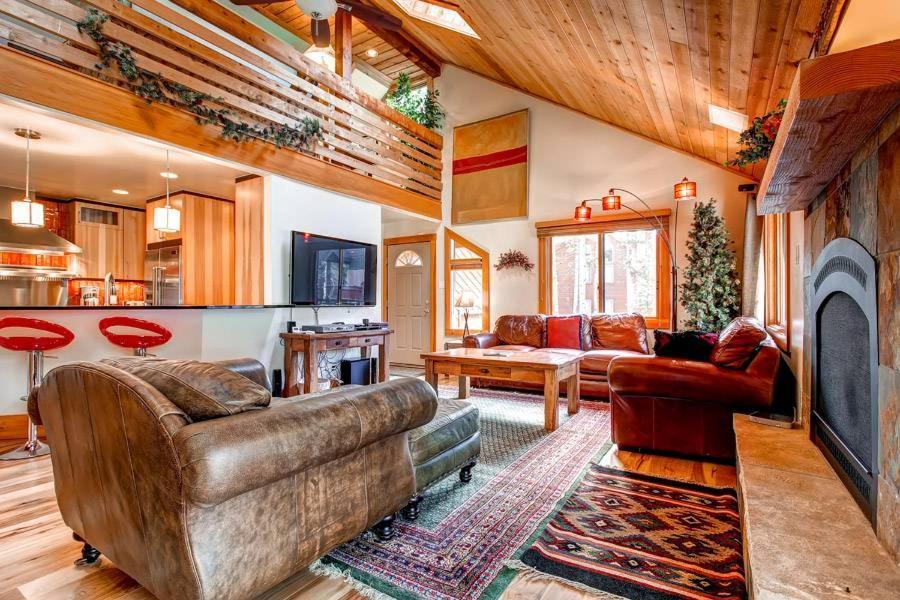 5BR Ski in Out Mountain Getaway with Hot Tub and Views in Breckenridge, United States